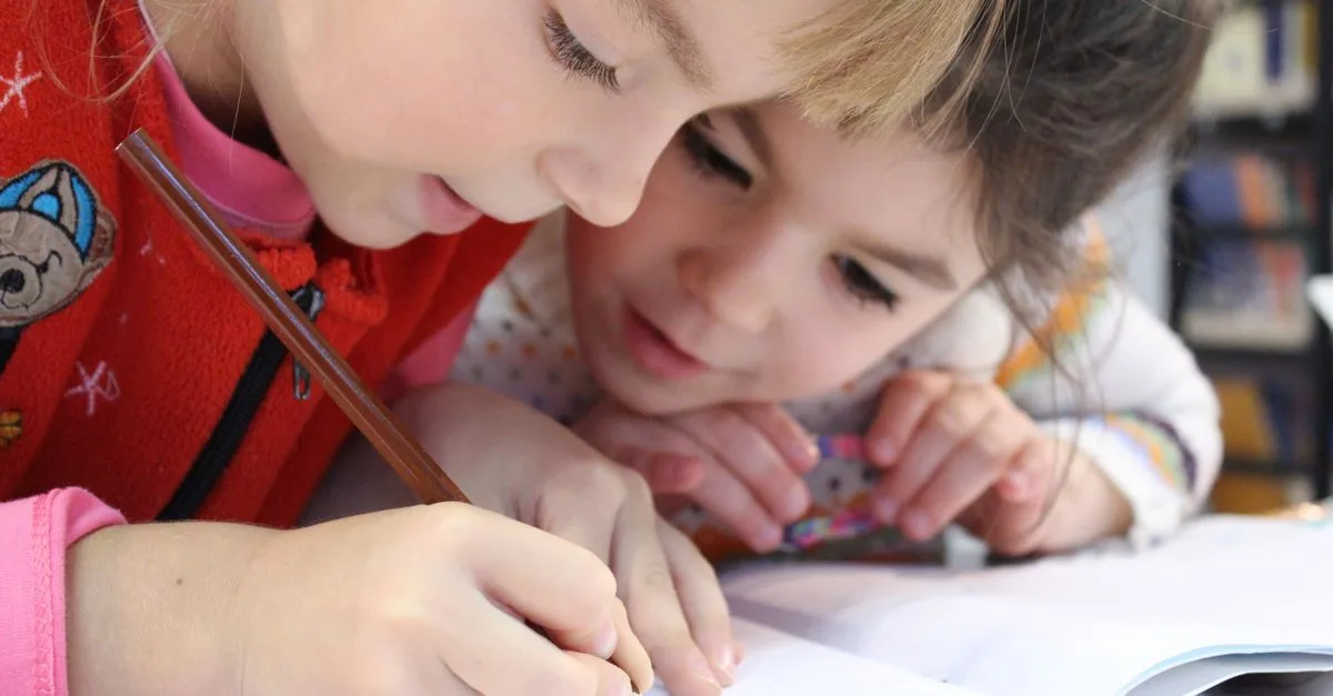 découvrez l'importance de l'alphabétisation précoce pour le développement des compétences en lecture et écriture chez les jeunes enfants.